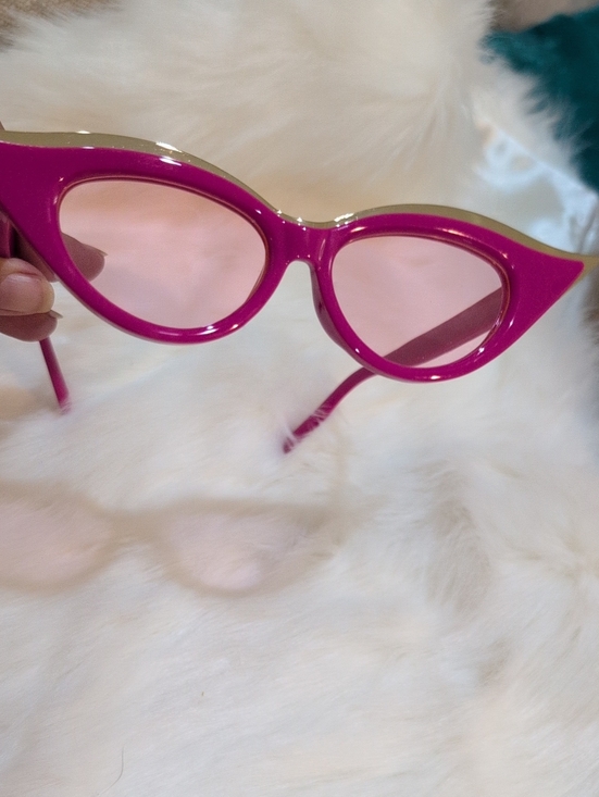 None Accessories - Bold Cat Eye Sunglasses in Fuchsia Pink - Women's Fashion Accessory NWOT